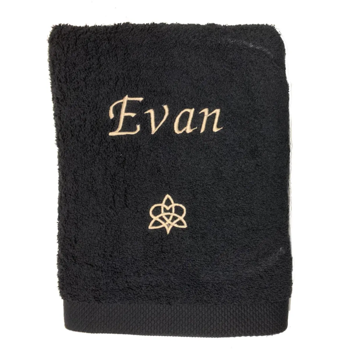 Drap de bain noir personnalisé prénom brodé Evan avec motif celtique amour dans la famille