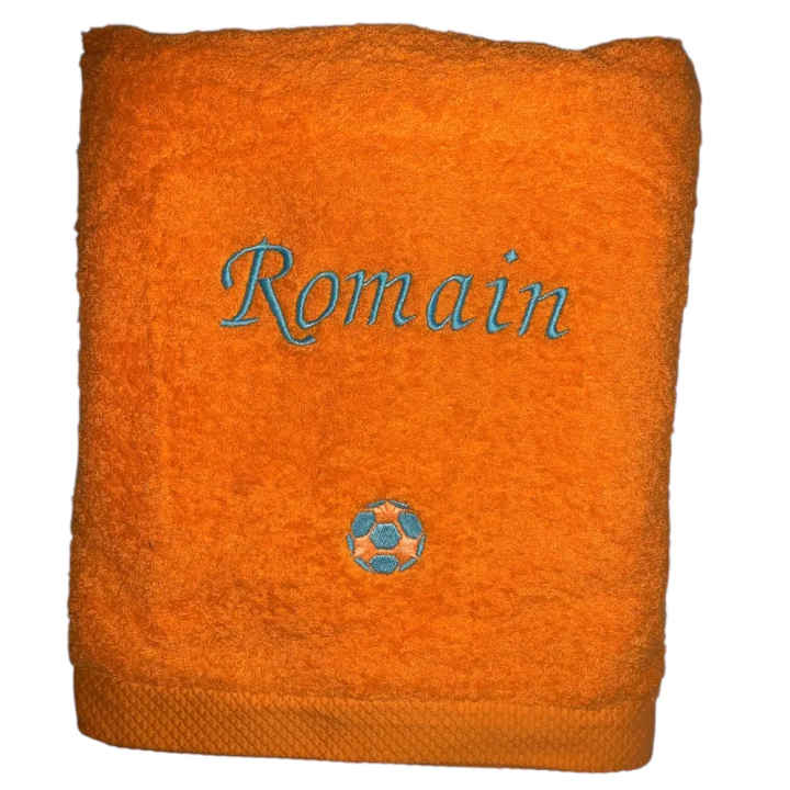 Drap de bain mandarine personnalisé prénom Romain brodé avec motif optionnel ballon de foot