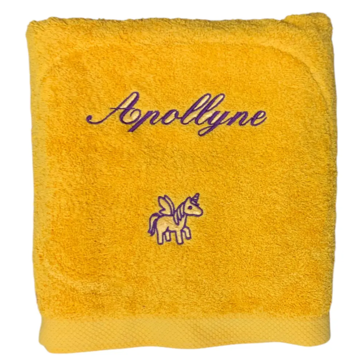 Drap de bain jaune soleil personnalisé prénom Apollyne brodé avec motif optionnel licorne