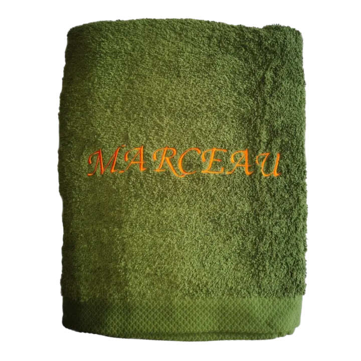 Drap de bain kaki personnalisé prénom brodé Marceau en majuscule