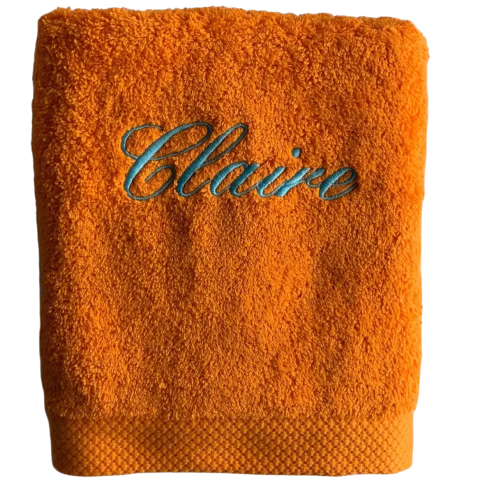 Drap de bain orange personnalisé prénom Claire brodé