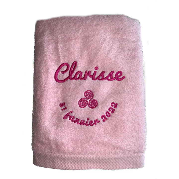 Drap de bain rose personnalisé prénom brodé Clarisse avec date de naissance en arc de cercle