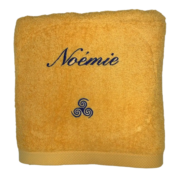 MAxi drap de bain jaune soleil personnalisé prénom Noémie brodé avec motif triskèle
