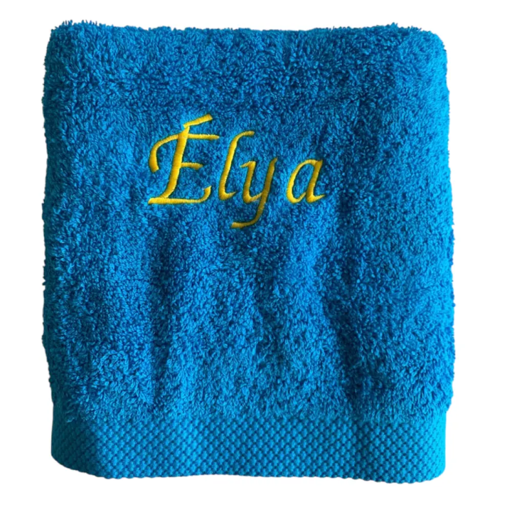 Serviette de bain bleu turquoise personnalisée prénom brodé Elya