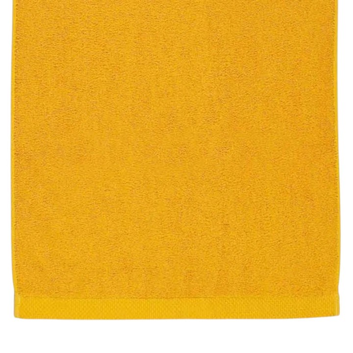 Serviette de bain jaune soleil personnalisée prénom Noémie brodé avec motif triskèle
