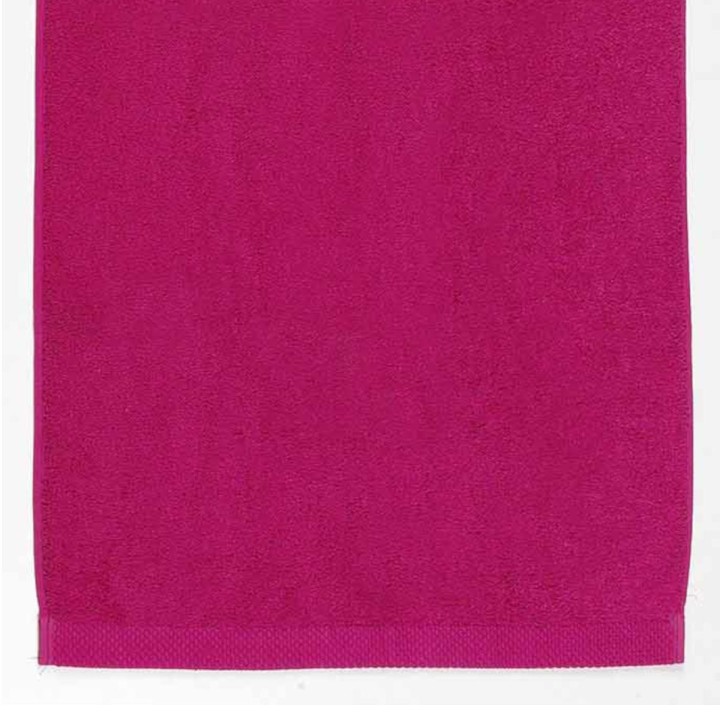 Serviette de bain fuchsia personnalisée prénom brodé Ambre avec motif fée