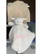 Doudou agneau personnalisé avec prénom Juliette écrit en rose avec écriture Calgary